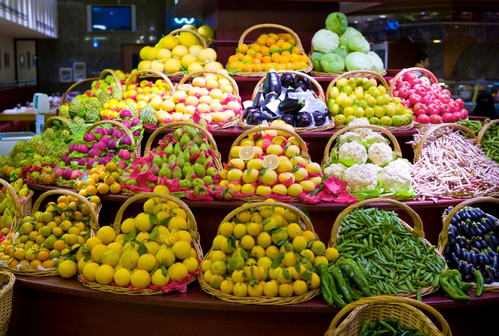 Фруктовый центр. Рынок фруктов в Абу Даби. Фруктовый рынок. Фрукты в Дубае. Экзотические фрукты на рынке.